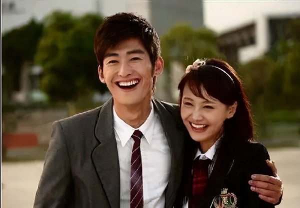 2009年《一起來看流星雨》因為翻拍經典劇而引起不小話題，這就是《流星花園》的大陸版，雖然質感不高，服化道都沒有其他版本精緻，但《一起來看流星雨》還是迎來全面性的爆火。