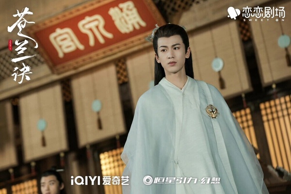張凌赫近年也拍了不少古裝劇，像是《雲之羽》、《寧安如夢》及《度華年》，但說到他顏值最巔峰的作品，依舊還是讓他爆紅的《蒼蘭訣》！在劇中飾演的「長珩仙君」，妝造服化都在線，保留了少年感，再加上深情人設超加分，許多粉絲表示，到現在依舊還是出不了坑呢！