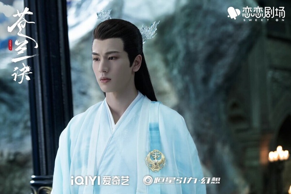 張凌赫近年也拍了不少古裝劇，像是《雲之羽》、《寧安如夢》及《度華年》，但說到他顏值最巔峰的作品，依舊還是讓他爆紅的《蒼蘭訣》！在劇中飾演的「長珩仙君」，妝造服化都在線，保留了少年感，再加上深情人設超加分，許多粉絲表示，到現在依舊還是出不了坑呢！