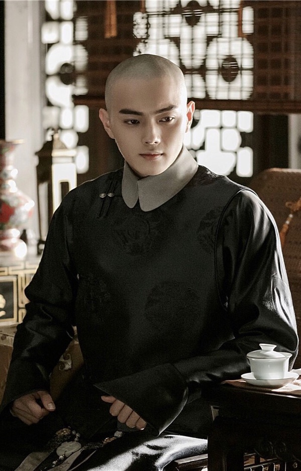 許凱近年推出了《子夜歸》、《雪鷹領主》、《樂遊原》、《千古玦塵》等多部古裝劇，但記億點多半不深，而且許凱有一陣子忽胖忽瘦，像《千古玦塵》時期顏值就是被吐槽的。