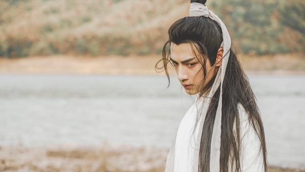 近年羅雲熙主演《長月燼明》、《水龍吟》等劇，一直被網友質疑過瘦，臉比《香蜜沉沉燼如霜》時期小了一圈，網友也紛紛懷念起《香蜜》羅雲熙是演的潤玉一角！這個角色真的太仙了！