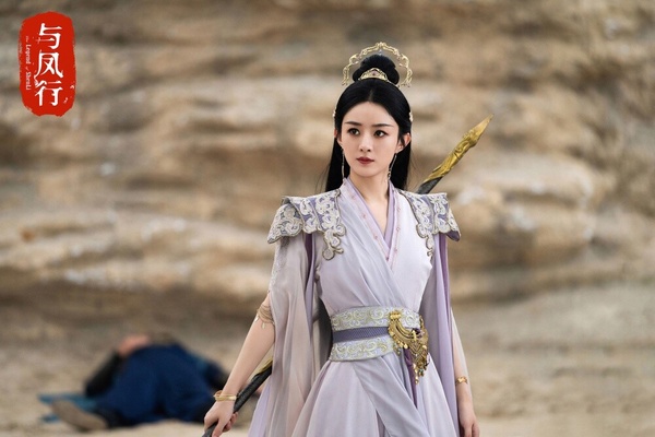 而近年在《與鳳行》，趙麗穎飾演又美又颯的魔界鳳凰「沈璃」，也再次圈粉無數，個性奔放灑脫、豪爽自在，面對敵人時也很有氣場，不少網友表示，比起男主角林更新，反而趙麗穎更霸氣、更有魅力呢！
