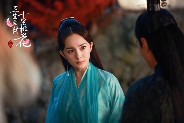 楊冪在《三生三世十里桃花》飾演的「白淺」，一直以來都是很受歡迎的仙俠劇女主角，造型仙氣感十足，楊冪也美出新高度，人設又很好，不是那種傻白甜的角色，反而敢愛敢恨，個性相當帥氣！而楊冪近年比較少接演仙俠劇，只接了一部《狐妖小紅娘月紅篇》，雖然評價兩極，但網友們還是很認可楊冪的狐妖造型，是真的很美艷動人！