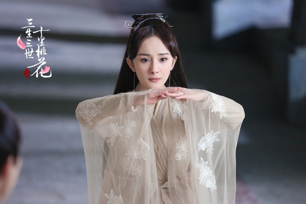 楊冪在《三生三世十里桃花》飾演的「白淺」，一直以來都是很受歡迎的仙俠劇女主角，造型仙氣感十足，楊冪也美出新高度，人設又很好，不是那種傻白甜的角色，反而敢愛敢恨，個性相當帥氣！而楊冪近年比較少接演仙俠劇，只接了一部《狐妖小紅娘月紅篇》，雖然評價兩極，但網友們還是很認可楊冪的狐妖造型，是真的很美艷動人！