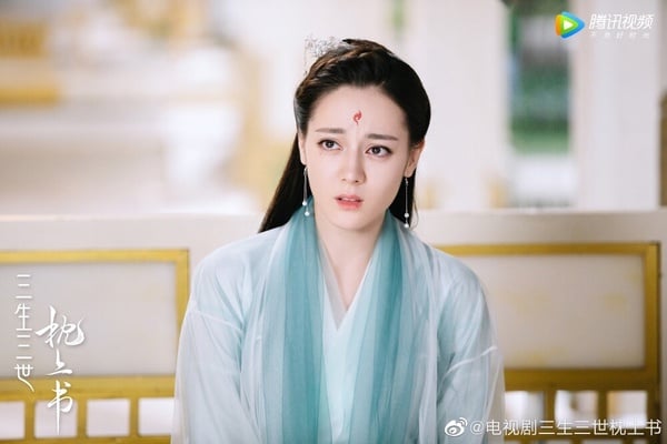 迪麗熱巴同樣很適合演仙俠劇！從早期的《三生三世枕上書》，她詮釋的鳳九就相當可愛討喜，與她美艷的外貌蠻有反差的！而到了《與君初相識．恰似故人歸》飾演紀雲禾，和先前的鳳九完全不同，反而多了幾分瀟灑與霸氣！不論是《三生三世枕上書》的甜美風格，或是《馭鮫記》的御姐風格，迪麗熱巴不只漂亮，還都演得很好，讓觀眾們很有帶入感！