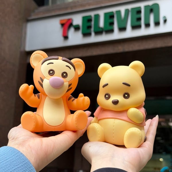 7-11「小熊維尼100周年」集點！維尼吊飾零錢包盲盒、手機鏡架、公仔茶几等80款一次看
