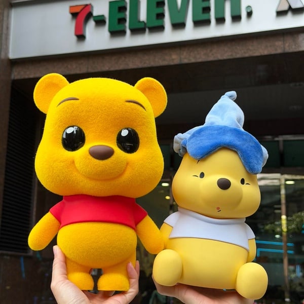 7-11「小熊維尼100周年」集點！維尼吊飾零錢包盲盒、手機鏡架、公仔茶几等80款一次看
