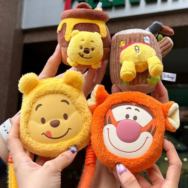7-11「小熊維尼100周年」集點！維尼吊飾零錢包盲盒、手機鏡架、公仔茶几等80款一次看
