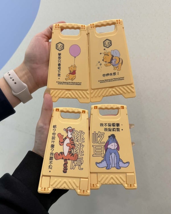 7-11「小熊維尼100周年」集點！維尼吊飾零錢包盲盒、手機鏡架、公仔茶几等80款一次看