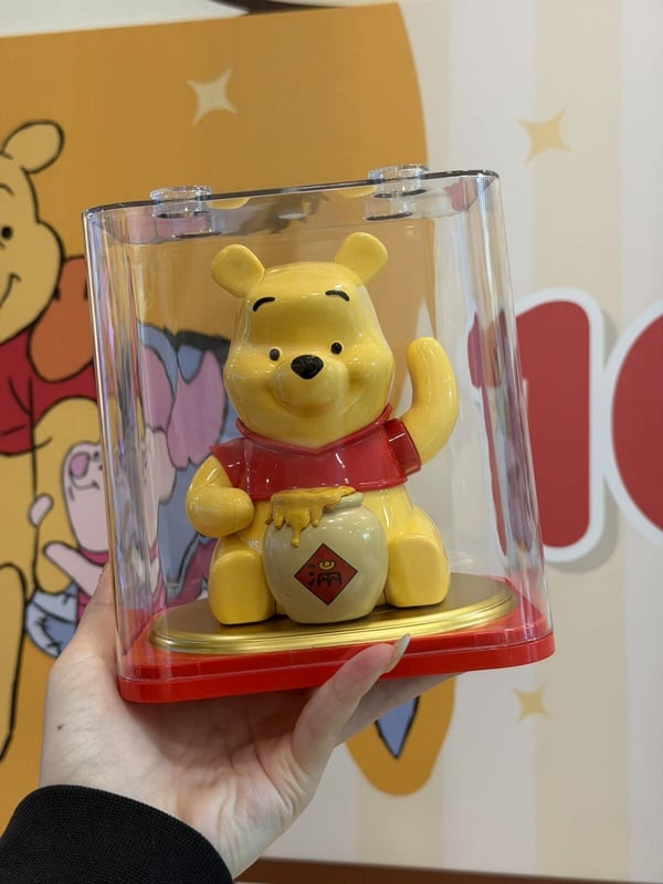 7-11「小熊維尼100周年」集點！維尼吊飾零錢包盲盒、手機鏡架、公仔茶几等80款一次看