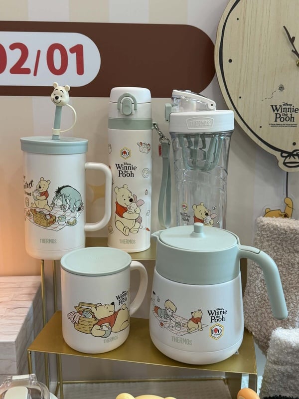7-11「小熊維尼100周年」集點！維尼吊飾零錢包盲盒、手機鏡架、公仔茶几等80款一次看
