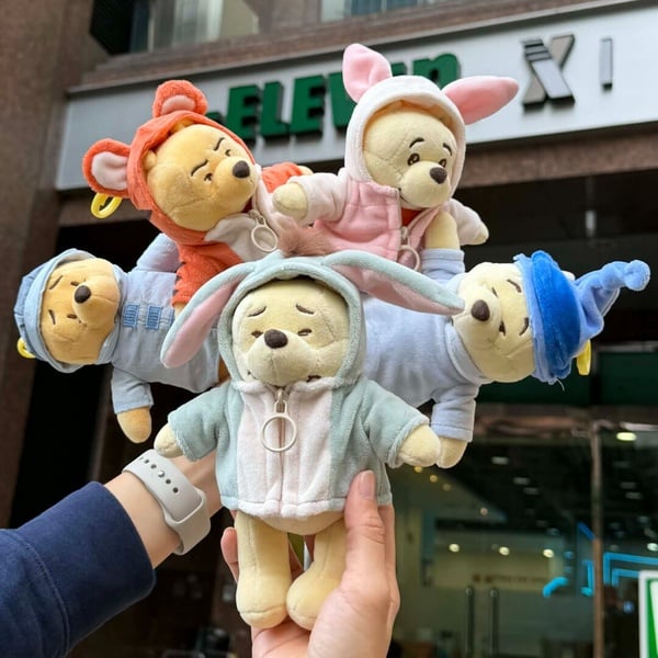 7-11「小熊維尼100周年」集點！維尼吊飾零錢包盲盒、手機鏡架、公仔茶几等80款一次看