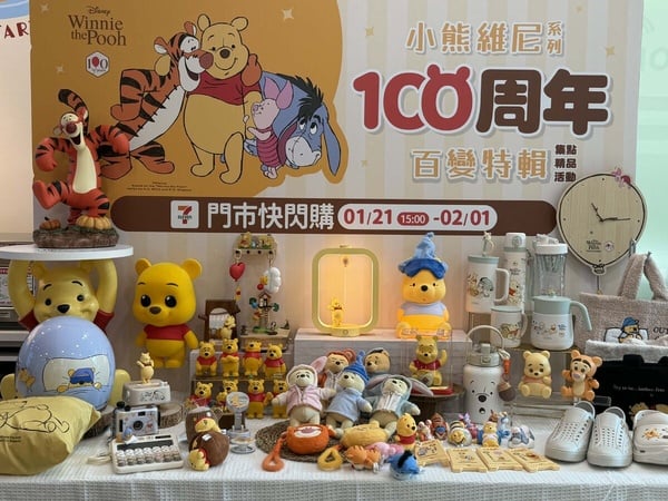 7-11「小熊維尼100周年」集點！維尼吊飾零錢包盲盒、手機鏡架、公仔茶几等80款一次看