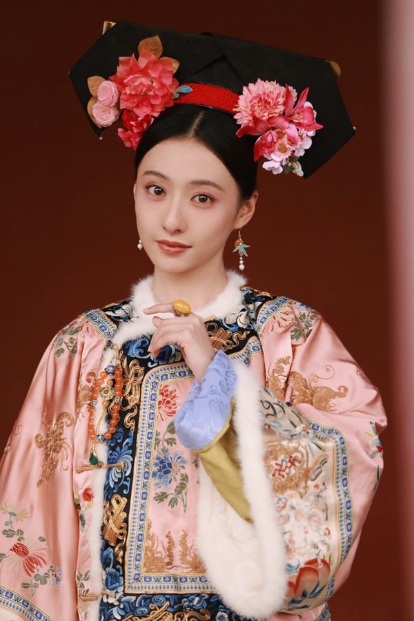 胡連馨是新生代古裝美女，古裝給人一種成熟穩重的氛圍，但其實她是2000年出生的，比網友們想得都還年輕，她的古裝大氣又耐看，像是先前在《狐妖小紅娘月紅篇》，她與楊冪、郭曉婷同框時，就完全不會違和，所以也讓不少觀眾驚訝，原來她的年紀其實還很小！