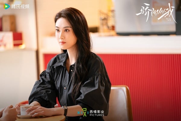 白冰可在《驕陽似我》中飾演女二葉容，她與趙今麥同為00後女星，白冰可是2001年出生，只比趙今麥大一歲而已，但與趙今麥同框時，兩人完全是不同風格，趙今麥活潑甜美，所以看起來更青春，而白冰可在劇裡的人設則偏向成熟幹練，所以當網友們知道兩人的年紀差不多時，才會覺得很意外！
