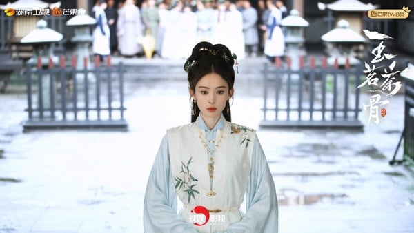 古力娜扎一直是公認的爛演技女星，娜扎的容貌放到娛樂圈裡是屬一屬二的，演技卻被觀眾吐嘈是「毀容式演技」。明明硬照看上去那麼美，但演起戲來卻很勸退。不過最近古力娜扎主演古裝劇《玉茗茶骨》，演技口碑比起過去好了不少。