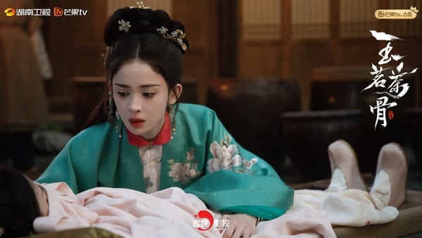 古力娜扎一直是公認的爛演技女星，娜扎的容貌放到娛樂圈裡是屬一屬二的，演技卻被觀眾吐嘈是「毀容式演技」。明明硬照看上去那麼美，但演起戲來卻很勸退。不過最近古力娜扎主演古裝劇《玉茗茶骨》，演技口碑比起過去好了不少。