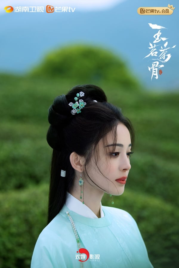 古力娜扎一直是公認的爛演技女星，娜扎的容貌放到娛樂圈裡是屬一屬二的，演技卻被觀眾吐嘈是「毀容式演技」。明明硬照看上去那麼美，但演起戲來卻很勸退。不過最近古力娜扎主演古裝劇《玉茗茶骨》，演技口碑比起過去好了不少。