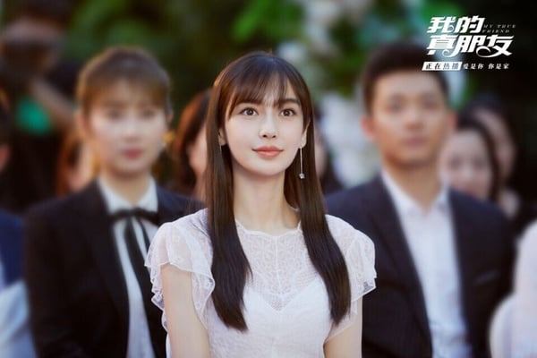 冠軍就是楊穎了，每次只要提到爛演技女星，楊穎往往都會被提名。楊穎的演技從出道被罵到現在，從《孤芳不自賞》、《創業時代》到《我的真朋友》，楊穎搭檔的都是鍾漢良、黃軒、朱一龍、鄧倫這些演技派男星，但她的演技在劇裡都一直很突兀。
