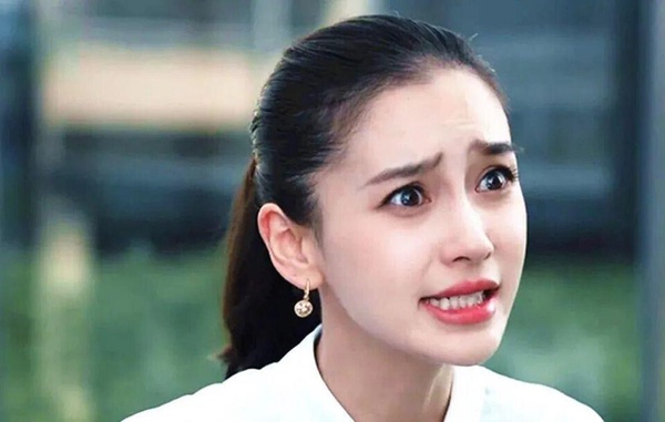 冠軍就是楊穎了，每次只要提到爛演技女星，楊穎往往都會被提名。楊穎的演技從出道被罵到現在，從《孤芳不自賞》、《創業時代》到《我的真朋友》，楊穎搭檔的都是鍾漢良、黃軒、朱一龍、鄧倫這些演技派男星，但她的演技在劇裡都一直很突兀。