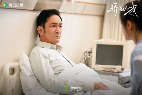 吳啟華早期演過不少港劇，還演過《九品芝麻官》，而這次在《驕陽似我》飾演的是聶曦光的爸爸，雖然在劇裡是渣爹形象，但不少網友翻出他年輕時期的照片，不只五官長得深邃，還自帶斯文氣質，所以網友們都笑說，難怪曦光媽媽會淪陷！