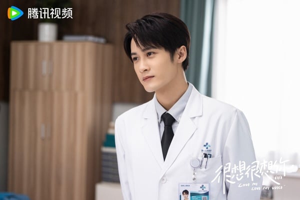 《很想很想你》檀健次飾演的莫青成是近年高人氣的陸劇醫生，莫青成外號錆青磁，是一名商業配音大神，同時也是外科醫生。莫青成個性溫柔，默默喜歡上顧聲後，就暗戳戳製造各種偶遇，最後當然是成功抱得美人歸啦！