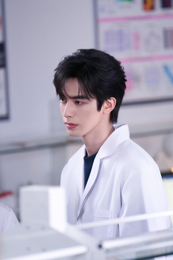 《驕陽似我》宋威龍飾演的林嶼森真正人間理想型！林嶼森原本是優秀的外科醫師，因為車禍而不得已離開醫壇，開始接管家族事業。然而林嶼森還是放不下救人的心，雖然沒辦法繼續手術，但他還是重返醫療戰場，轉向科研領域。林嶼森也被大家視為完美男友的代表，溫柔又穩重，真的很難不愛他！