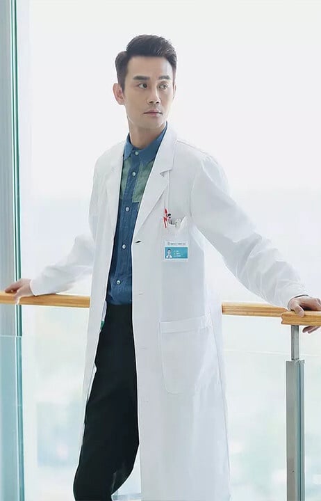 王凱在《歡樂頌》系列演的醫生趙啟平，是劇迷心目中的經典角色。趙啟平是出身書香門第的高材生，大醫院主治醫師，高大英俊賣相佳，聰明機智有情趣，加上閃閃放光的學歷和主治醫生的頭銜，活脫脫就是「青年才俊」的最佳註解。