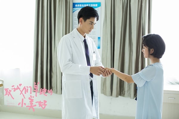 胡一天在《致我們單純的小美好》演的醫生也很經典！江辰性格傲嬌腹黑，從一名口嫌體正直的高冷學霸，成長為一名專業度高、堅持自我理想的心外科醫生，表面上對陳小希不在乎，心裡卻一直對陳小希有不一樣的情感。