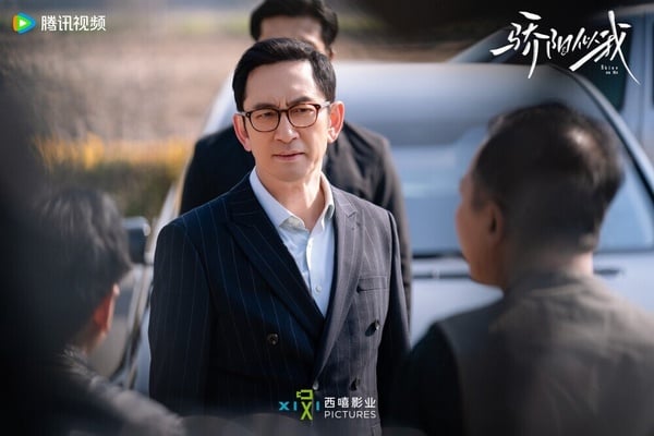 網友票選的冠軍是吳啟華，他最近在《驕陽似我》飾演趙今麥爸爸。也是因為《驕陽似我》的熱播，讓這位演員再次有了討論度。大家知道曦光爸爸年輕時超帥嗎？他在港劇《妙手仁心》、《On Call 36小時II》的醫生形象也成為經典。