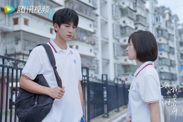 《我和我的時光少年》算是黑馬小甜劇，走的是小清新路線，再搭配偽骨科題材，其實蠻有看點！主演是張凌赫搭檔鄧恩熙，兩人演技自然，人設與互動都很可愛，非常值得一追，而且劇裡難得可以見到青澀的張凌赫，那時候還很有少年感，飾演高冷學霸男神「江皓月」！喜歡張凌赫的粉絲，絕對不能錯過這部冷門小甜劇！