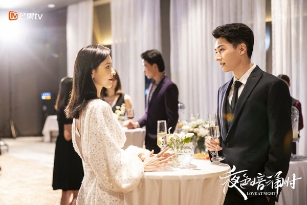 《夜色暗湧時》是劉學義、張予曦繼《琉璃》二搭合作的作品，是走成人式路線的高顏值甜寵劇，劉學義演禁慾腹黑霸總，張予曦則是職場御姐，人設都蠻帶感的，顏值搭在一起也很有性張力，劇情又吐又甜，兩人不斷互相試探、互相誘惑，在各種交鋒中激發愛的火花！