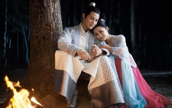 《顫抖吧，阿部》是部冷門穿越古裝劇，由鄭業成、安悅溪主演，雖然播出時的關注度不高，不過評價意外很不錯，劇情腦洞大開，是外星人化身為唐朝人，然後與唐朝的大將軍相戀的愛情故事，整體沙雕又高甜，劇荒的話確實可以追！《顫抖吧，阿部！》劇情講述朵星戰士阿部意外墜落地球，寄身於唐家庶女唐青葉身上，並與唐家長子唐青風在殘酷的皇權爭鬥漩渦中相愛相殺的故事。