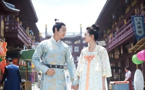 《顫抖吧，阿部》是部冷門穿越古裝劇，由鄭業成、安悅溪主演，雖然播出時的關注度不高，不過評價意外很不錯，劇情腦洞大開，是外星人化身為唐朝人，然後與唐朝的大將軍相戀的愛情故事，整體沙雕又高甜，劇荒的話確實可以追！《顫抖吧，阿部！》劇情講述朵星戰士阿部意外墜落地球，寄身於唐家庶女唐青葉身上，並與唐家長子唐青風在殘酷的皇權爭鬥漩渦中相愛相殺的故事。