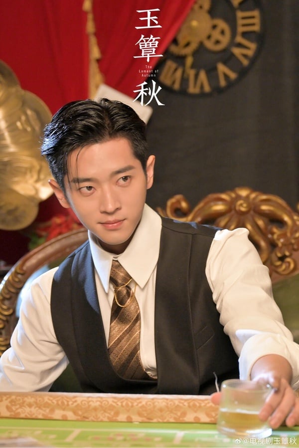 《玉簟秋》由丞磊、徐若晗主演，兩人是高冷軍閥 vs.純情小白花，結合強制愛元素，光看設定就相當帶感，也引起許多粉絲們的期待。而丞磊在劇中的造型走的是清冷路線，整體氣質疏離又克制，越看越耐看，俐落的西裝搭配大背頭的髮型，帥得很低調，但又氣場十足，造型非常適合他！