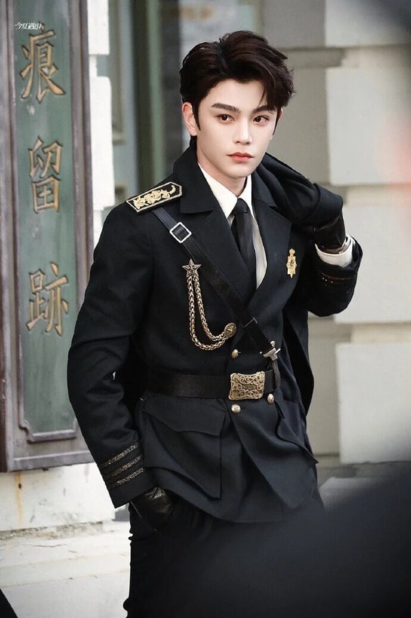 《南部檔案》另一位男主角丁禹兮，換上軍裝後又是不同魅力，張新成比較成熟穩重，而丁禹兮走的是痞帥路線，帶點桀驁不遜的氣場，冷臉時更是帥到不行！兩人拍攝期間，光是路透照曝光就多次衝上熱搜，不敢想正片開播後人氣會有多驚人！