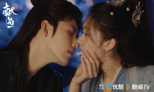 《獻魚》改編自小說《向師祖獻上鹹魚》，原著是個超級大IP，故事很有趣，是鹹魚女主遇上大魔王的故事。講述了被封山中五百年的師祖司馬焦，和意外進入修仙界的廖停雁相遇，司馬焦被其「鹹魚」本能降服、廖停雁開始引導司馬焦步步向善，兩人萌生情愫的故事。