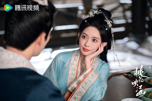 《桃花映江山》熱播期間對打劉宇寧《書卷一夢》，但話題都被《書卷一夢》分走。《桃花映江山》是權傾朝野的宰相vs.和親公主先婚後愛的故事，選角其實滿對味的，劉學義演心機權臣毫無違和感，孟子義也適合美豔的和親公主，不過兩人CP感普普，故事也不算太有新意。