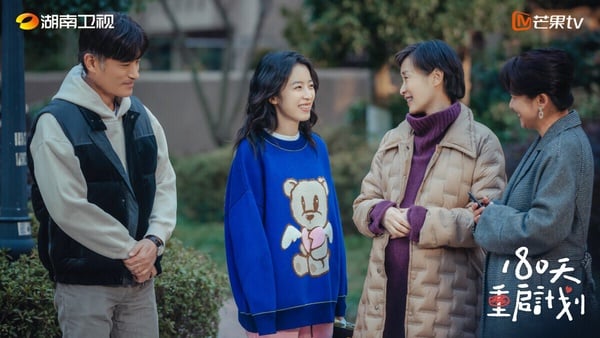 周雨彤被網友公認是90後有顏值、有演技的女演員，主演的群像劇《我在他鄉挺好的》在豆瓣衝破8.1高分，該劇故事聚焦在幾個生於80、90年代的男女青年在北京相遇，他們懷揣夢想，漂泊在這座大城市裡。《我在他鄉挺好的》主演周雨彤、任素汐、孫千演技都很真實，不會有偶像劇的懸浮感，劇中每一情節都像是生活中會發生的事，治癒又感人。