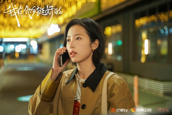 周雨彤被網友公認是90後有顏值、有演技的女演員，主演的群像劇《我在他鄉挺好的》在豆瓣衝破8.1高分，該劇故事聚焦在幾個生於80、90年代的男女青年在北京相遇，他們懷揣夢想，漂泊在這座大城市裡。《我在他鄉挺好的》主演周雨彤、任素汐、孫千演技都很真實，不會有偶像劇的懸浮感，劇中每一情節都像是生活中會發生的事，治癒又感人。