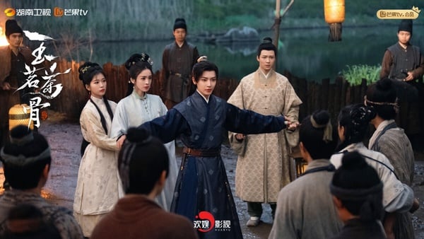 《玉茗茶骨》是《延禧攻略》製作人于正又推出的古裝劇，結合茶葉的宅鬥故事。這部劇終於不是女人鬥來鬥去了，主角榮家由女性掌權，女人專注權謀搞事業，男人透過各種手段競爭贅婿資格。《玉茗茶骨》男人宅鬥是一大亮點，而女人之間也有鬥，但總會在關鍵時刻一致對外。不得不說，于正真的很懂大家要看什麼，劇情新鮮，節奏又快，是最近讓不少人上癮的古裝劇。