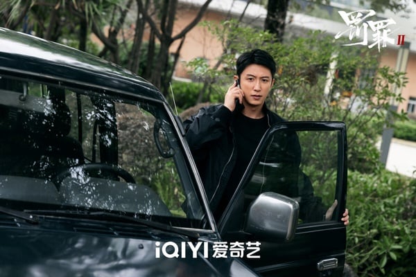 《罰罪2》豆瓣開分6.2，是近期這批熱播陸劇評價最低的。這是黃景瑜主演的《罰罪》系列第二部，第一部在豆瓣開出7.0高分，《罰罪2》故事和前一部沒有關係，是全新劇情，講述身為員警的秦楓，和一步步成為漢洲當地最大犯罪頭目的劉天也，情同手足卻又代表著黑白兩極，兩人鬥智鬥勇，攪動起幾方利益集團的明爭暗鬥。