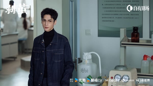 古裝男神羅雲熙又有新劇啦！這次的《剝繭》是懸疑劇，羅雲熙飾演高智商法醫。《剝繭》男一男二合作探案的模式，讓人想起《獵罪圖鑑》，《剝繭》劇本沒有《獵罪圖鑑》那麼受好評，常看懸疑劇的觀眾可能會猜到套路。不過《剝繭》口碑是及格的，豆瓣開分有6.6，劇荒可以一追。
