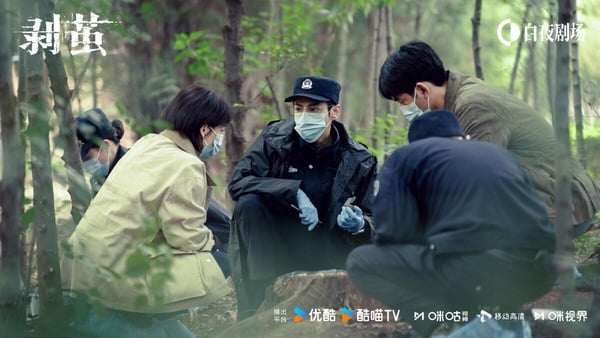 古裝男神羅雲熙又有新劇啦！這次的《剝繭》是懸疑劇，羅雲熙飾演高智商法醫。《剝繭》男一男二合作探案的模式，讓人想起《獵罪圖鑑》，《剝繭》劇本沒有《獵罪圖鑑》那麼受好評，常看懸疑劇的觀眾可能會猜到套路。不過《剝繭》口碑是及格的，豆瓣開分有6.6，劇荒可以一追。