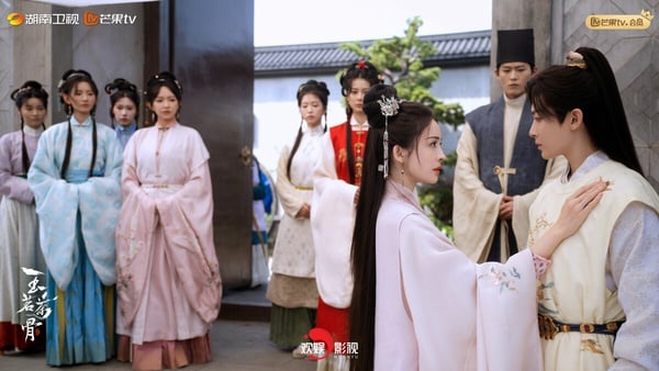 《玉茗茶骨》是《延禧攻略》製作人于正又推出的大女主劇，這部劇結合了長劇的質感和短劇的優點，劇情狗血但有爽感。《玉茗茶骨》主打家宅故事，卻不是女人宅鬥，主角榮家的女人都在認真搞事業，反倒是男人鬥來鬥去，劇情很新鮮！