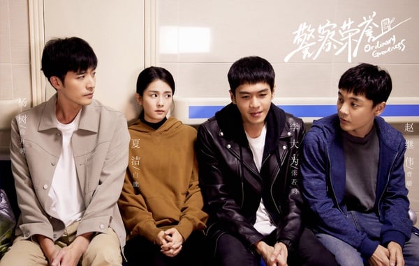 張若昀和白鹿主演的刑警題材陸劇《警察榮譽》，豆瓣評分從7.7分漲到8.5分，是近年的高評佳作。這部故事以四位剛入警隊的年輕警察為視角，講述他們面對鄉里老百姓而引發的雞毛蒜皮小事，整部劇走輕喜劇路線，劇情煙火氣濃厚，四個菜鳥刑警被網友稱為「八里河F4」，四個人物性格鮮活逗趣，和各自的師父的互動都超級有趣！