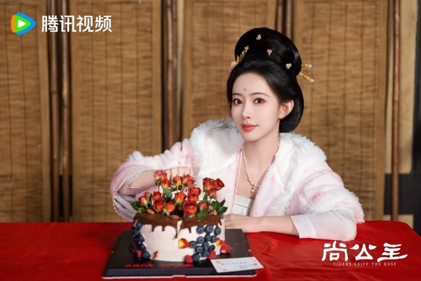 榮獲95花「最拼勞模」的則是孟子義，她去年在劇組裡待了293天，幾乎沒有什麼休息，劇也是一部接著一部拍，年初拍了《三線謎回》與《百花殺》，8月底進組拍攝《尚公主》，是二搭《九重紫》李昀銳的古裝劇，去年已經拍了4個月，目前還沒殺青，仍在繼續拍攝中，預計會在2月左右殺青，這部真的足足拍了有半年呢！
