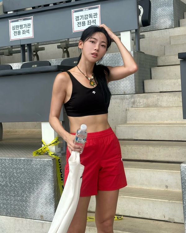 單身即地獄 5 成員金珉志，「田徑界 Karina」運動場邊花絮照片