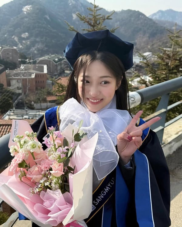單身即地獄 5 李株榮工藝藝術家，校園三大女神出身，自信爆棚的畢業服照片。