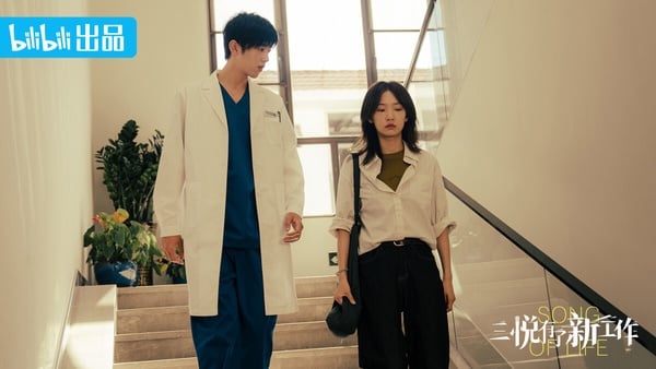 《三悅有了新工作》是2022的高分陸劇，評分足足有8.4。《三悅有了新工作》以殯葬業為主題，講述陰差陽錯來到殯儀館擔任化妝師的「趙三悅」，從新入行時對這份職業懷抱著未知，到感悟生死，用心學習遺體化妝。通過趙三悅的視角，刻畫了她所見證下往生者的生前身後，溫暖又治癒，有《送行者》的感覺。